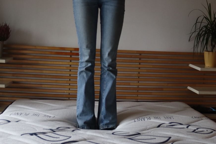 Pessoa de pé num colchão